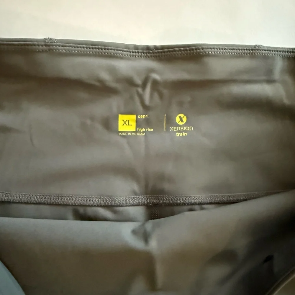 Xersion Women’s Olive Green and Yellow High Waist Capri Leggings Size XL NWOT